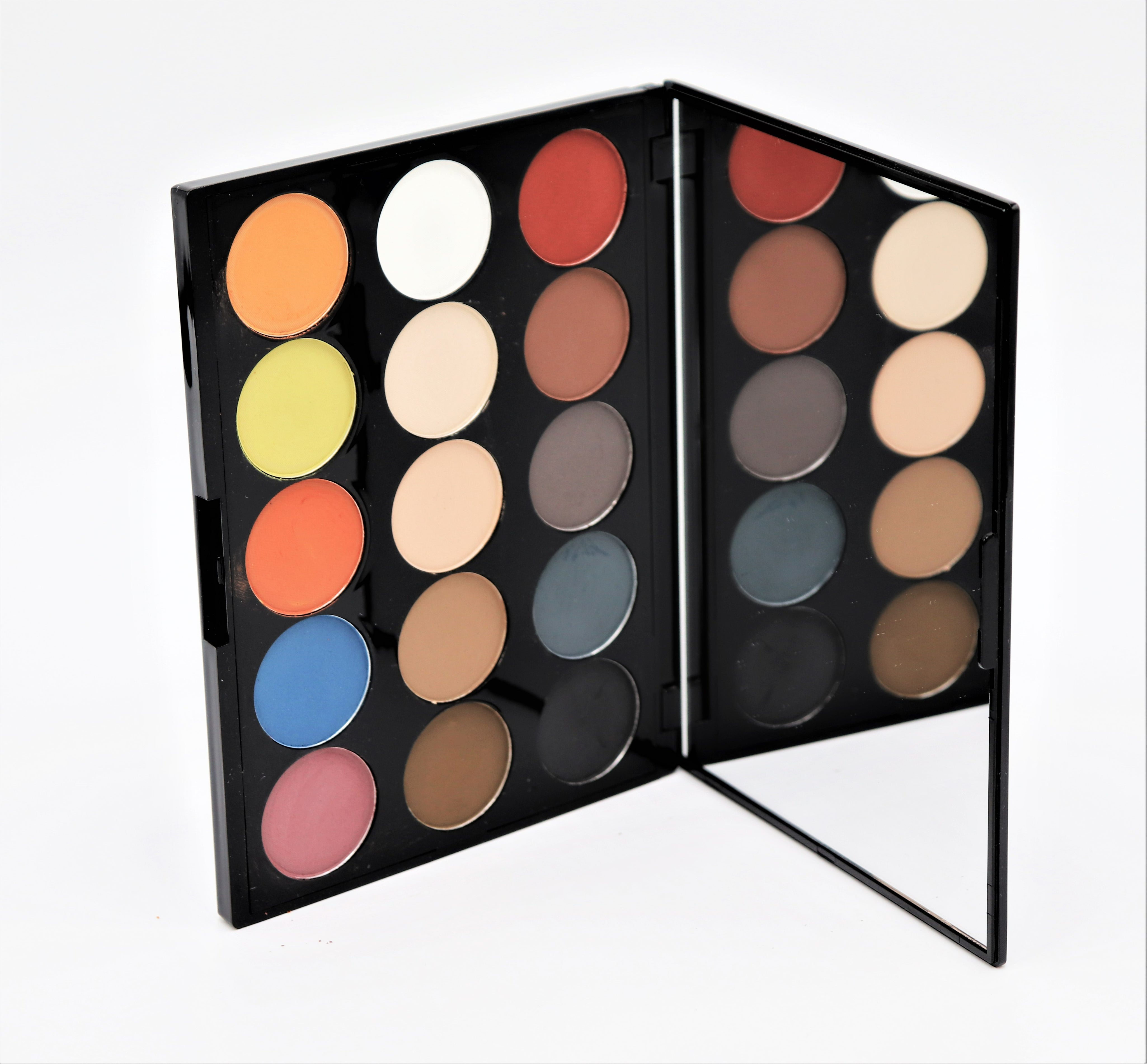 LA TOXICA : 15 SHADE EYESHADOW PALETTE